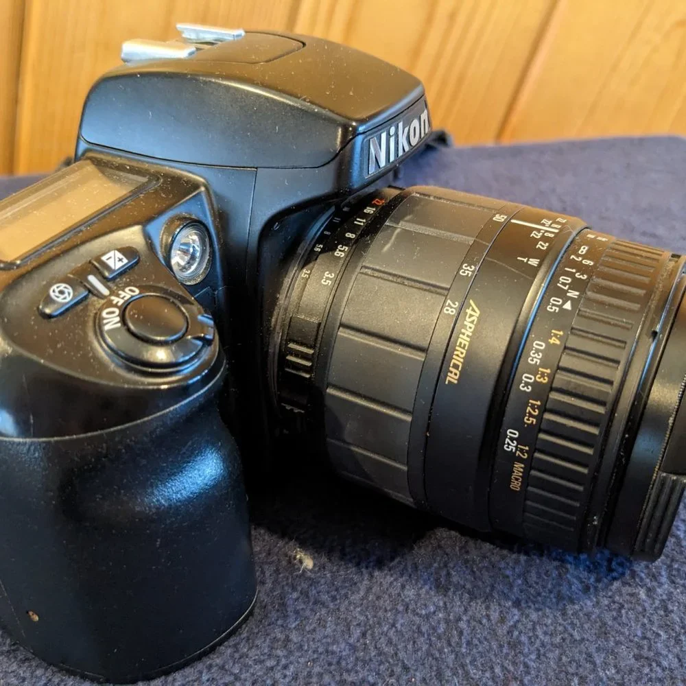 Nikon SLR F60 body for parts/repair. Lens is in great condition.